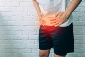 下腹部を押さえる男性