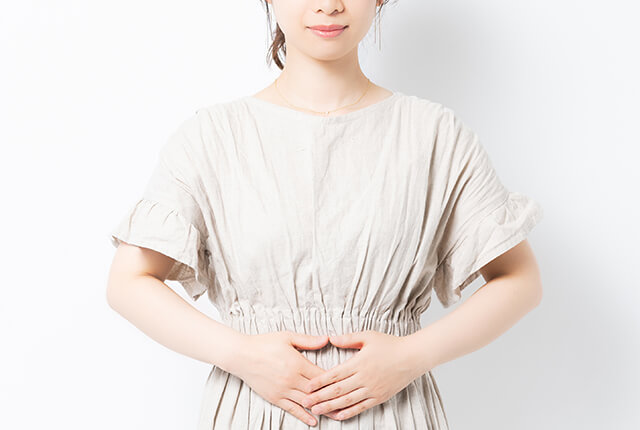 お腹を押さえている女性